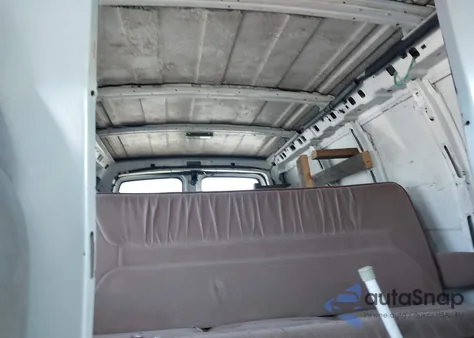 2002 Chevrolet Express G2500 from USA, damaged, VIN 1GCGG25R521228019